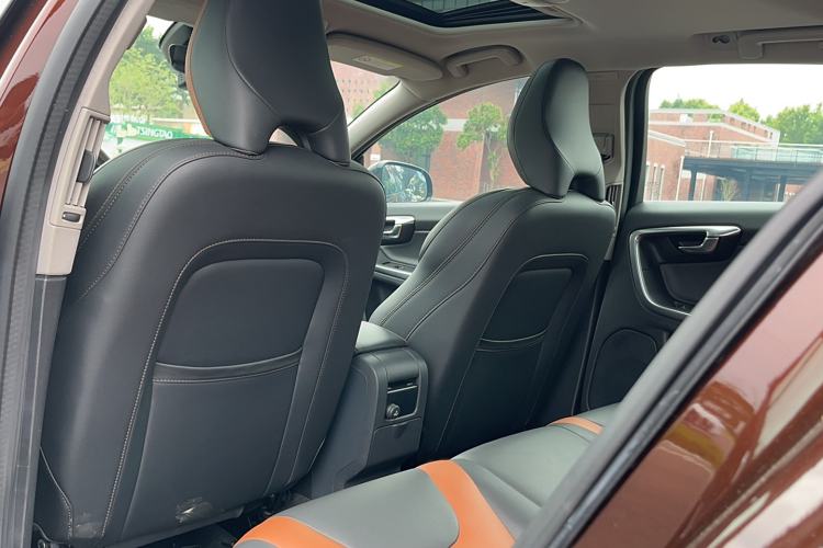 Used Volvo V60 2016 Cross Country T6 AWD Interior 8