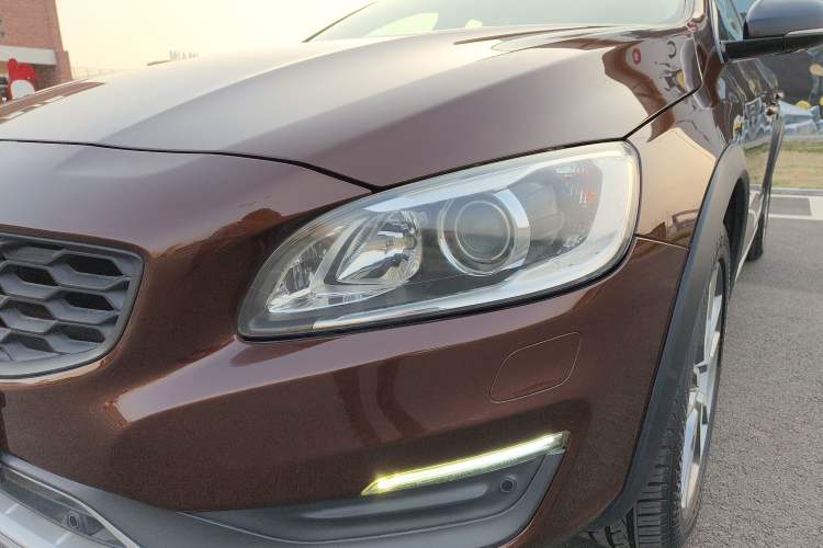 Used Volvo V60 2016 Cross Country T6 AWD Left Front Headlight