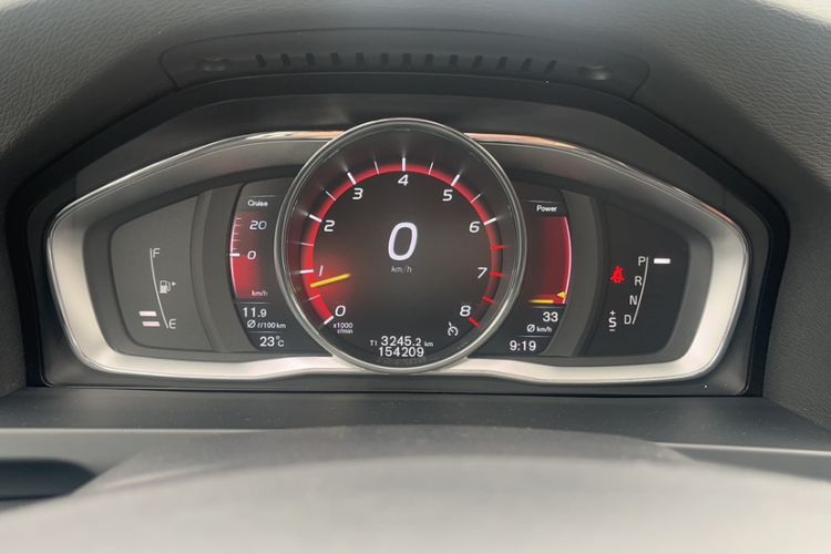 Used Volvo V60 2016 Cross Country T6 AWD Odometer Close Up
