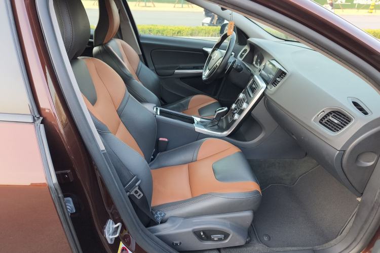 Used Volvo V60 2016 Cross Country T6 AWD Right Front Seat