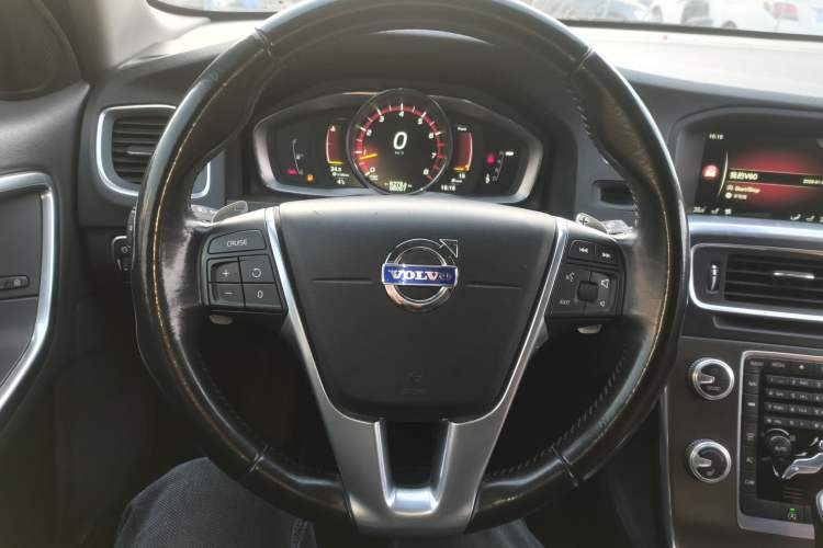 Used Volvo V60 2016 Cross Country T6 AWD Steering Wheel