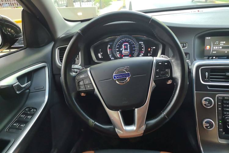 Used Volvo V60 2016 Cross Country T6 AWD Steering Wheel