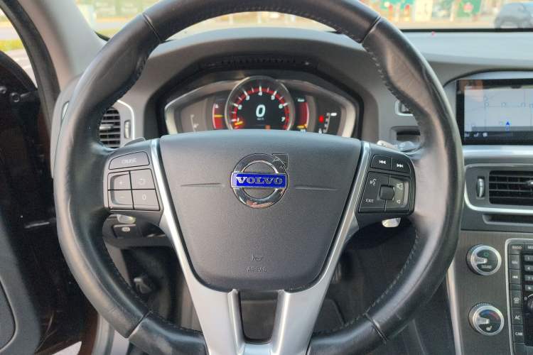 Used Volvo V60 2016 Cross Country T6 AWD Steering Wheel