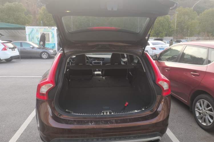 Used Volvo V60 2016 Cross Country T6 AWD Trunk