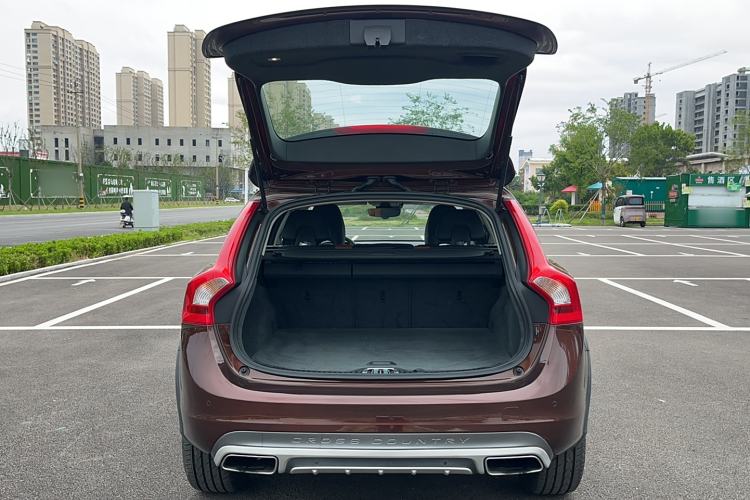 Used Volvo V60 2016 Cross Country T6 AWD Trunk