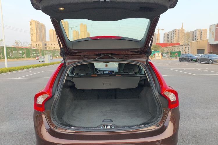 Used Volvo V60 2016 Cross Country T6 AWD Trunk