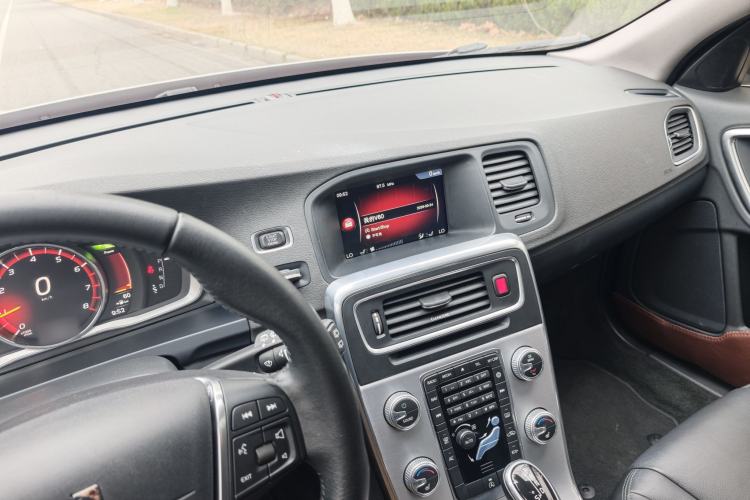 Used Volvo V60 2016 T5 Zhiyi Edition Audio And AC Panel