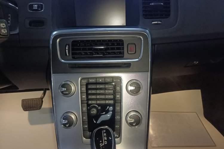 Used Volvo V60 2016 T5 Zhiya Edition Audio And AC Panel