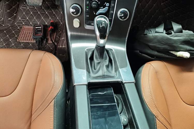 Used Volvo V60 2016 T5 Zhiya Edition Gear Lever
