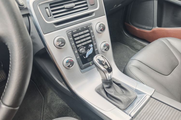 Used Volvo V60 2016 T5 Zhiyi Edition Gear Lever