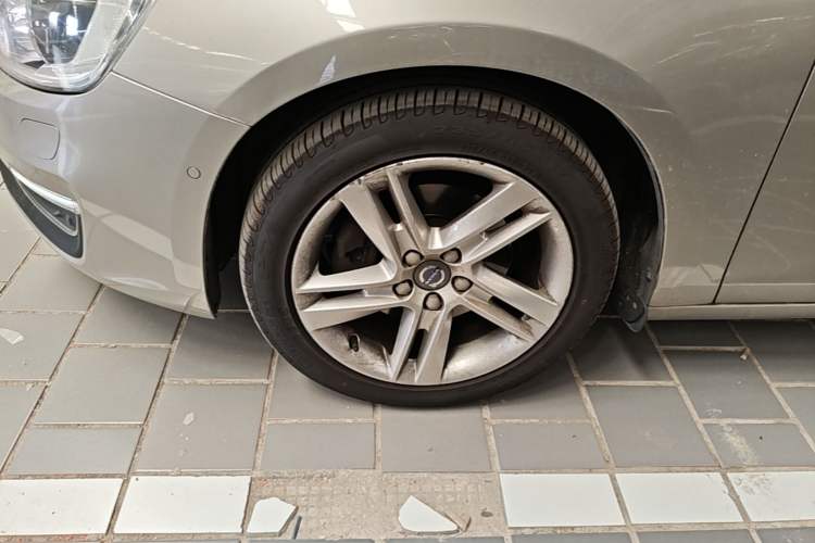 Used Volvo V60 2016 T5 Zhiya Edition Left Front Wheel Hub
