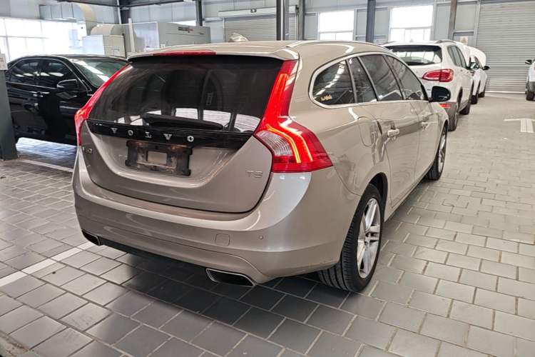 Used Volvo V60 2016 T5 Zhiya Edition Rear Right 45 Deg