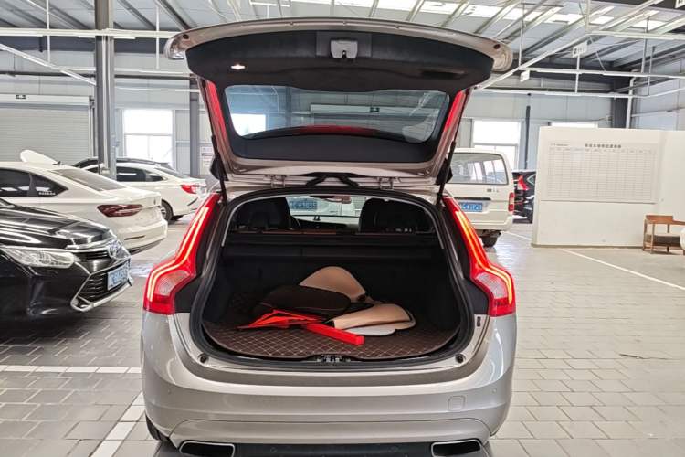 Used Volvo V60 2016 T5 Zhiya Edition Trunk