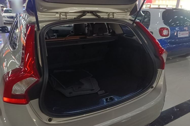 Used Volvo V60 2016 T5 Zhiya Edition Trunk