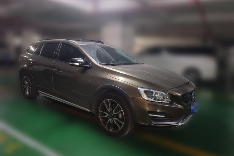Used Volvo V60 2016 Cross Country T6 AWD Front Right 45 Deg