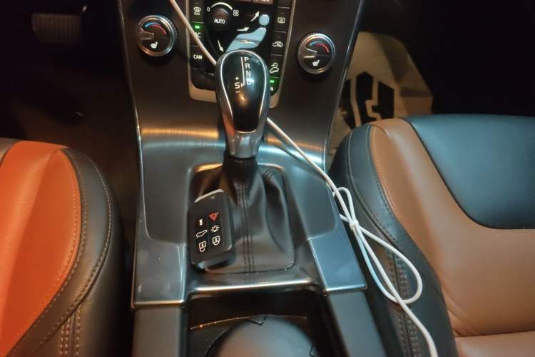 Used Volvo V60 2016 Cross Country T6 AWD Gear Lever