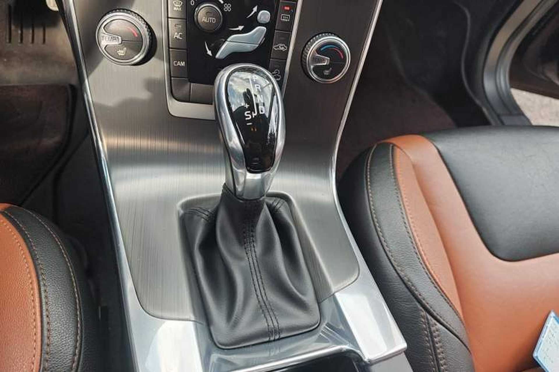 Used Volvo V60 2016 Cross Country T6 AWD Gear Lever