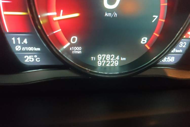 Used Volvo V60 2016 Cross Country T6 AWD Odometer Close Up