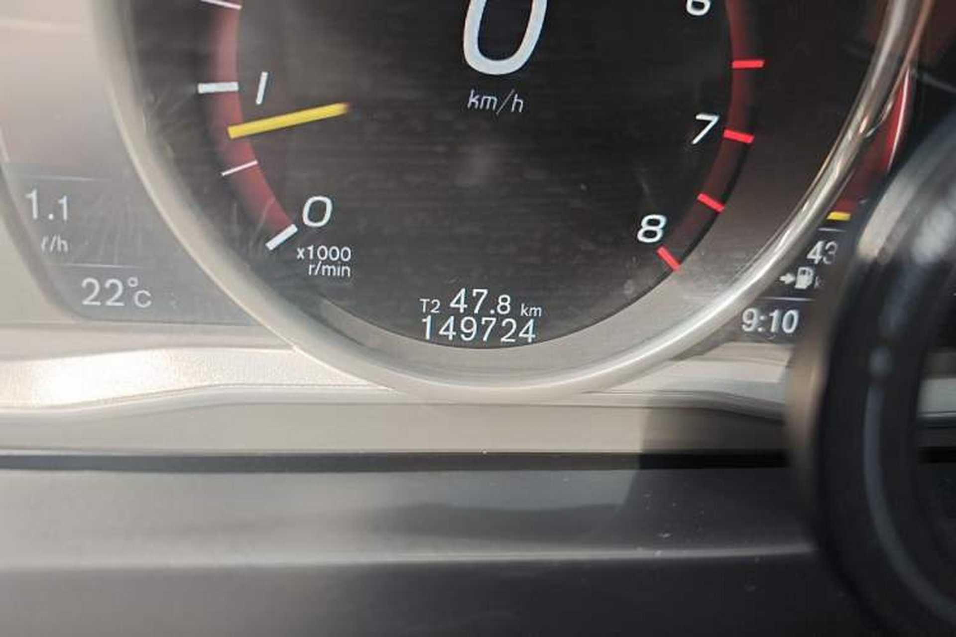 Used Volvo V60 2016 Cross Country T6 AWD Odometer Close Up