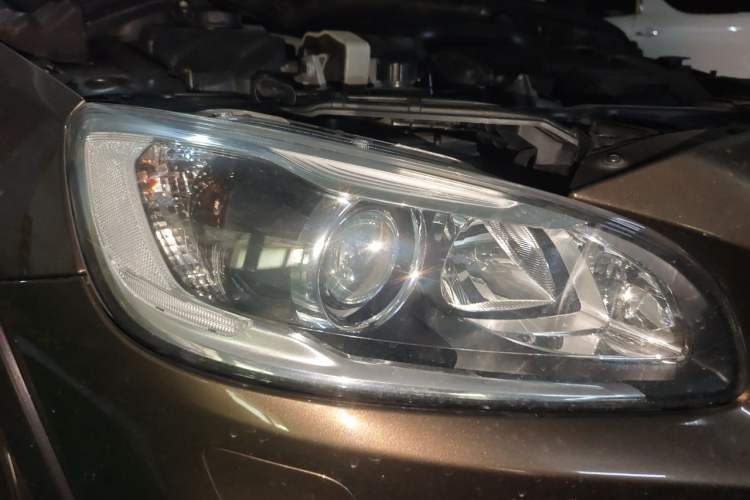 Used Volvo V60 2016 Cross Country T6 AWD Right Front Headlight