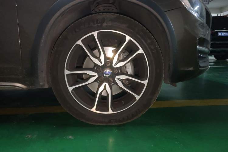 Used Volvo V60 2016 Cross Country T6 AWD Right Front Wheel Hub
