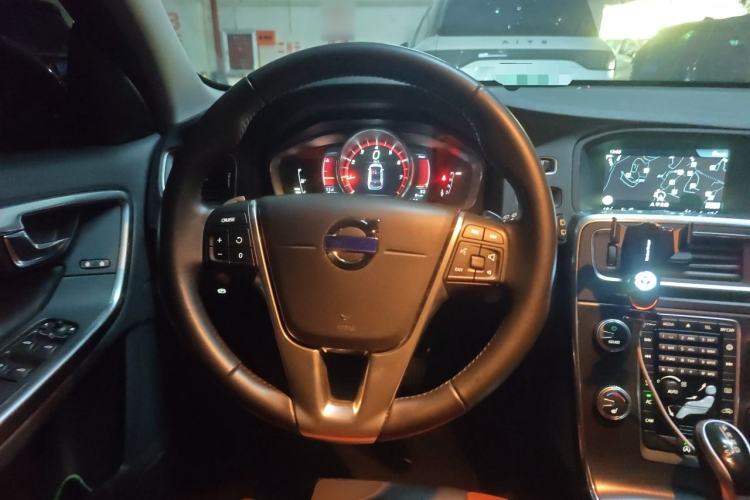 Used Volvo V60 2016 Cross Country T6 AWD Steering Wheel