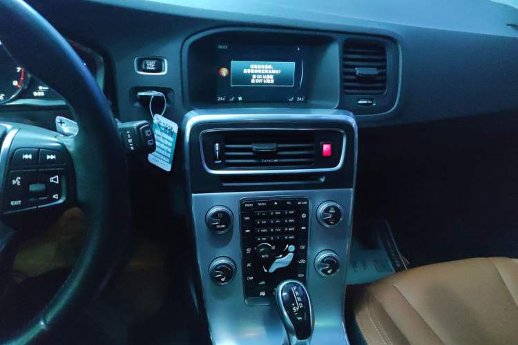 Used Volvo V60 2016 T5 Zhiya Edition Audio And AC Panel