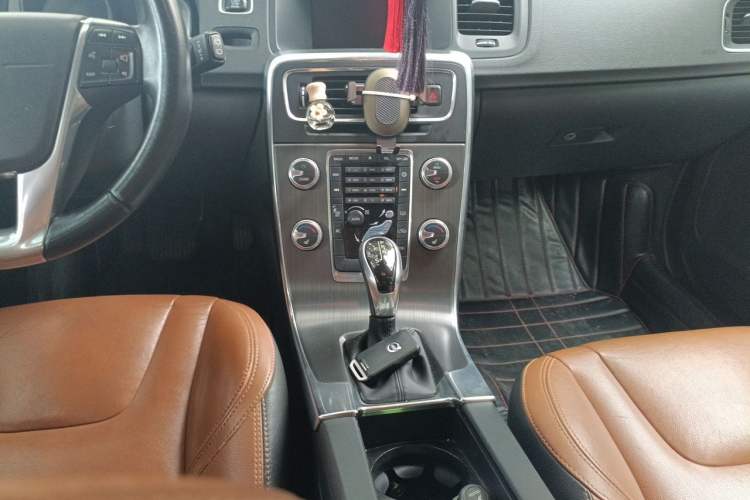 Used Volvo V60 2016 T5 Zhiyi Edition Audio And AC Panel