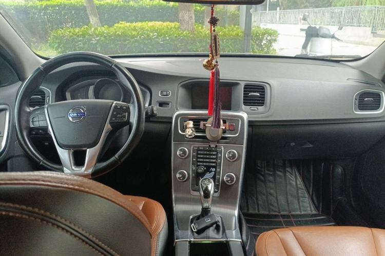 Used Volvo V60 2016 T5 Zhiyi Edition Center Console