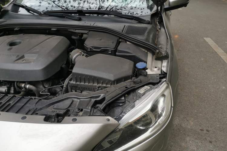 Used Volvo V60 2016 T5 Zhiya Edition Engine Bay Left