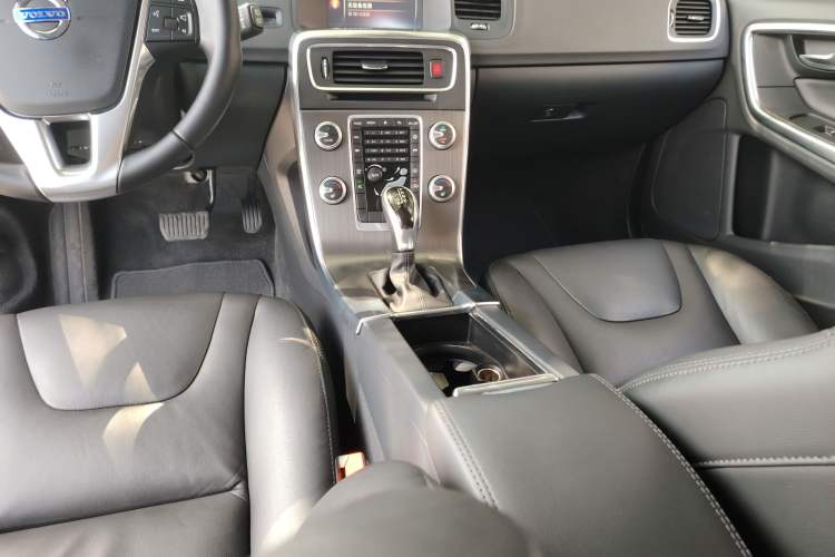 Used Volvo V60 2016 T5 Zhiyi Edition Audio And AC Panel
