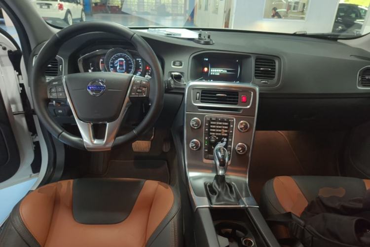 Used Volvo V60 2016 Cross Country T6 AWD Center Console