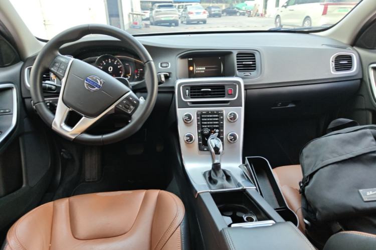 Used Volvo V60 2016 T5 Zhiya Edition Center Console