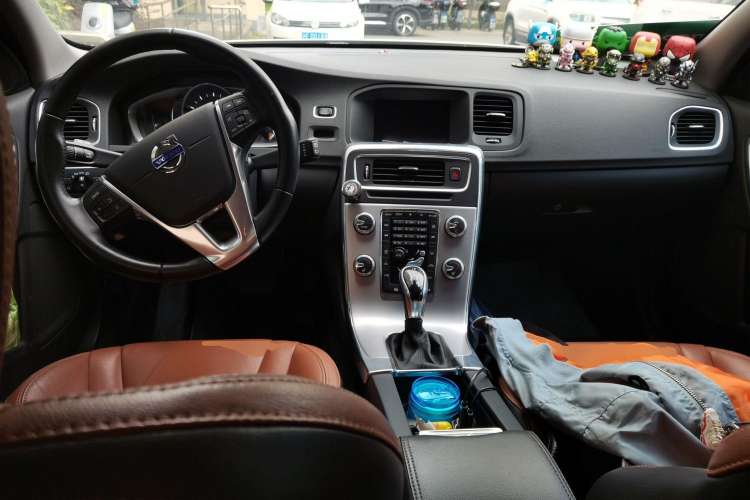 Used Volvo V60 2016 T5 Zhiya Edition Center Console