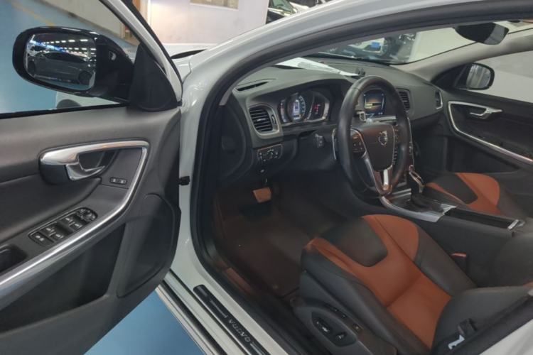 Used Volvo V60 2016 Cross Country T6 AWD Driver Seat