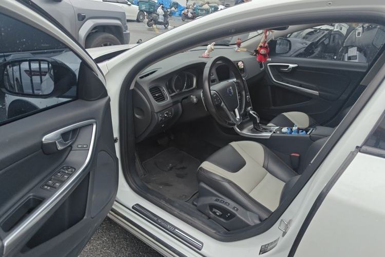 Used Volvo V60 2016 Cross Country T6 AWD Driver Seat