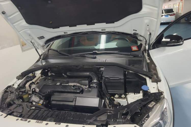 Used Volvo V60 2016 Cross Country T6 AWD Engine Bay