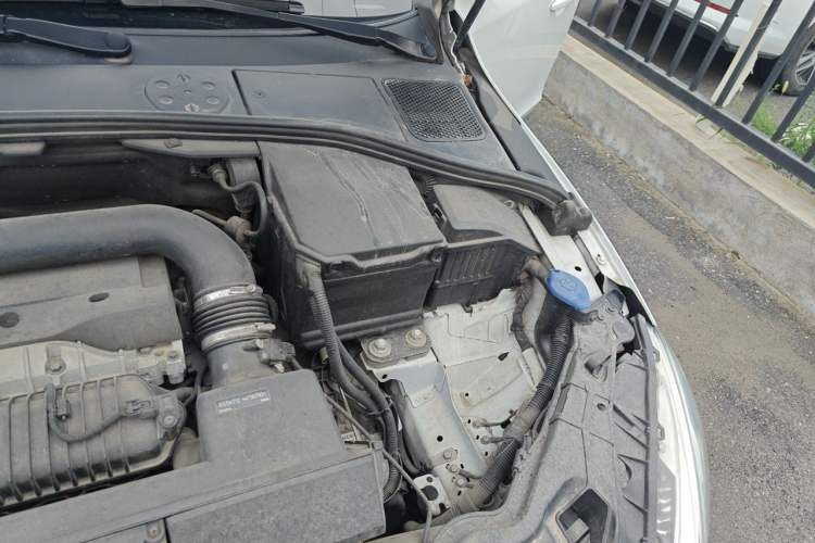 Used Volvo V60 2016 Cross Country T6 AWD Engine Bay Left