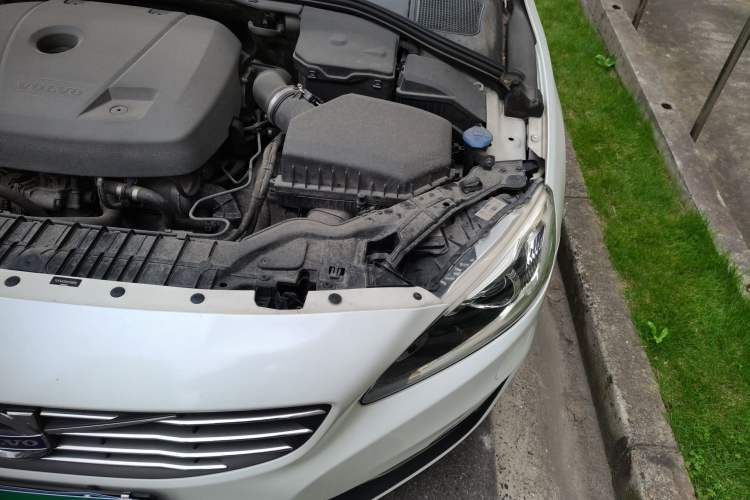 Used Volvo V60 2016 T5 Zhiya Edition Engine Bay Left
