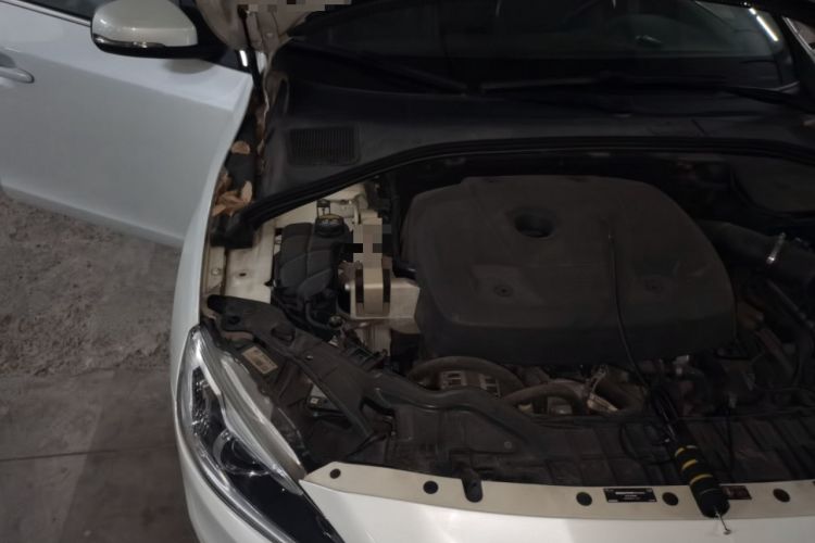 Used Volvo V60 2016 T5 Zhiya Edition Engine Bay Right
