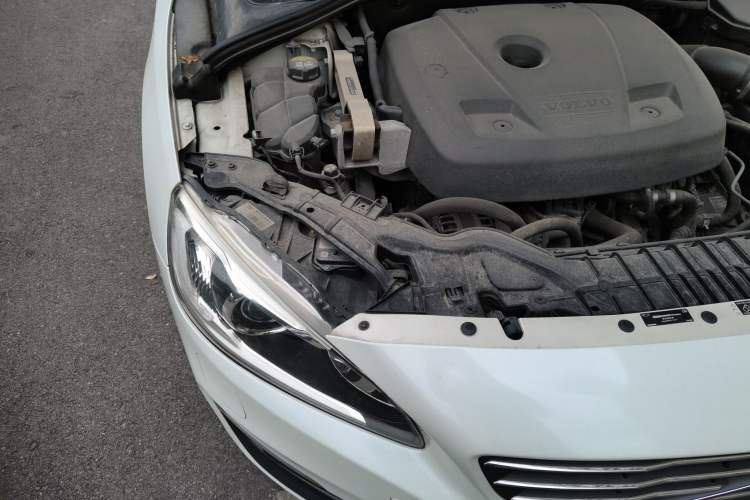 Used Volvo V60 2016 T5 Zhiya Edition Engine Bay Right