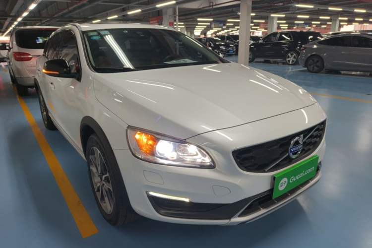 Used Volvo V60 2016 Cross Country T6 AWD Exterior 1