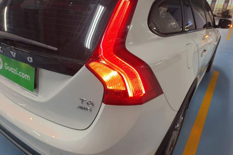 Used Volvo V60 2016 Cross Country T6 AWD Exterior 3