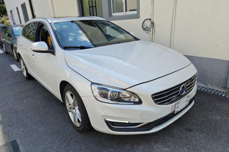 Used Volvo V60 2016 T5 Zhiya Edition Front Right 45 Deg