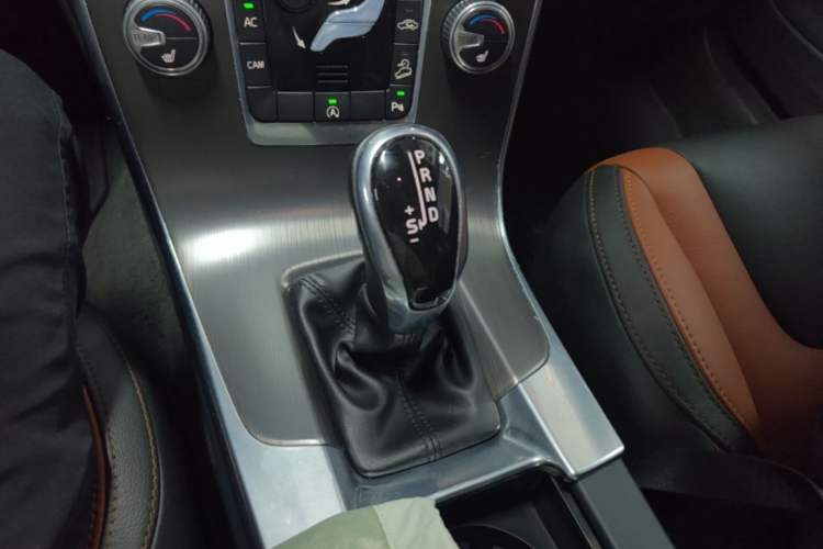 Used Volvo V60 2016 Cross Country T6 AWD Gear Lever