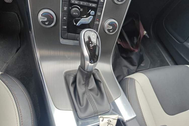 Used Volvo V60 2016 Cross Country T6 AWD Gear Lever