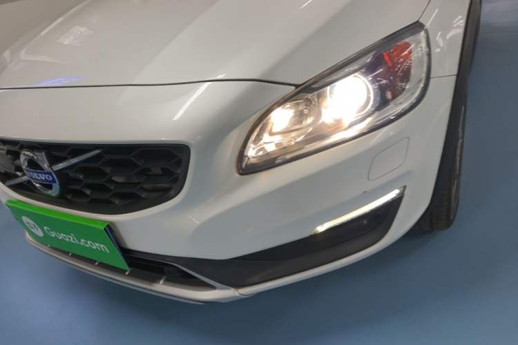 Used Volvo V60 2016 Cross Country T6 AWD Left Front Headlight