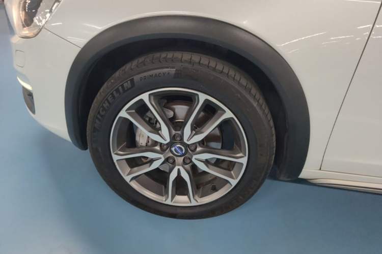 Used Volvo V60 2016 Cross Country T6 AWD Left Front Wheel Hub