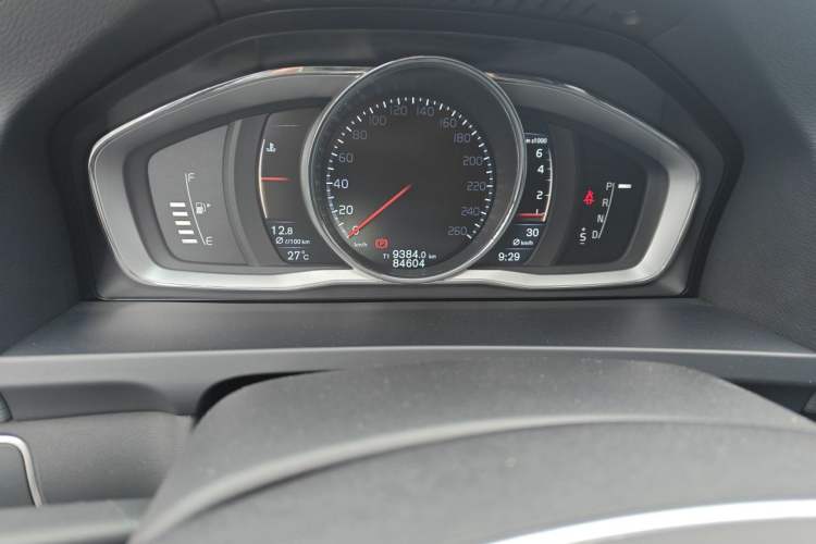 Used Volvo V60 2016 Cross Country T6 AWD Odometer Close Up
