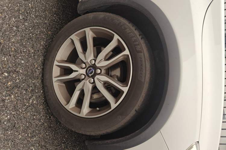 Used Volvo V60 2016 Cross Country T6 AWD Right Front Wheel Hub